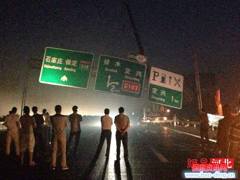 京港澳高速徐水段一路标指示牌倒塌