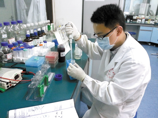 广东医学院的三名研究生发明咽鼓管检查治疗装