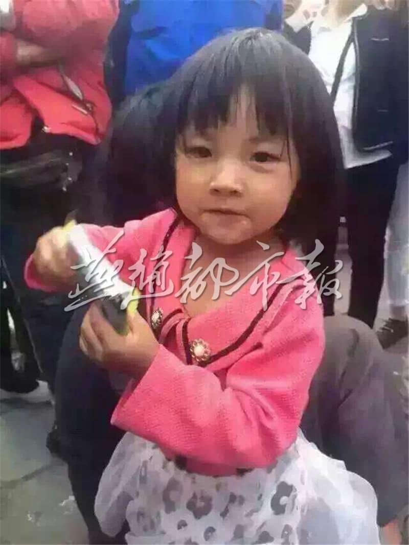 朋友圈疯狂转发被红绳拴着的乞讨小女孩引关注高清图