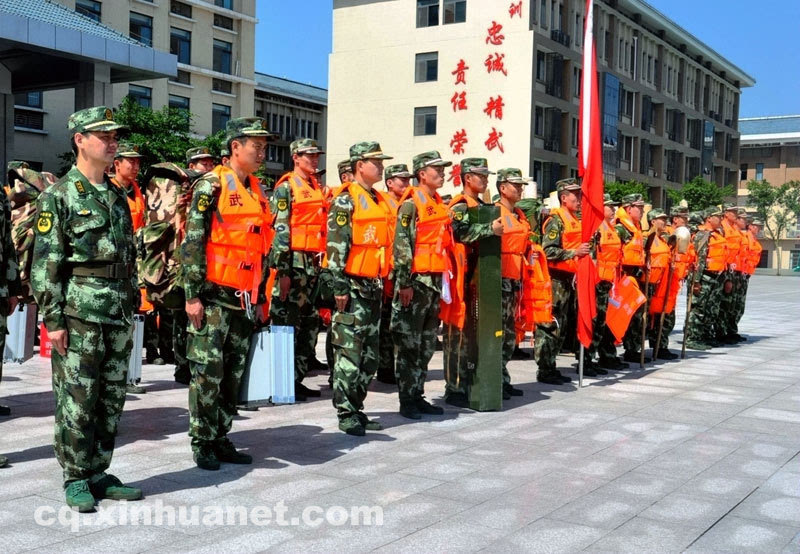 走近武警重庆总队船艇支队实训 "水上飞人"防汛抢险