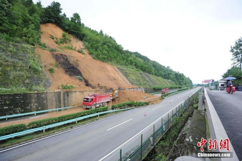 高清:沪昆高速贵州麻江段因山体滑坡双向中断