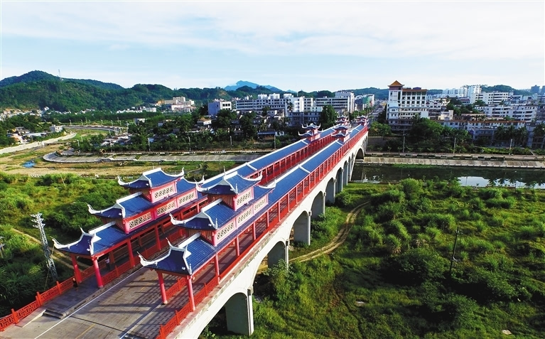 海南琼中县百花廊桥风景优美市民休闲娱乐好去处