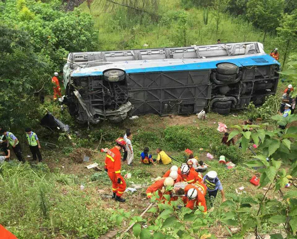 三明:一旅游客车坠崖 已造成2人死亡