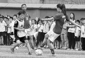 南京28所小学30名足球老师组队每个月约一次