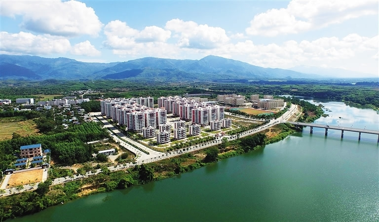 空中鸟瞰开发建设中的海南省乐东县城江北新区.