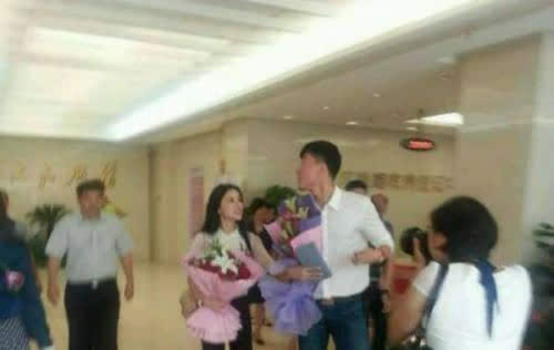 2014年9月8日,上海,网友曝光的刘翔和葛天在民政局婚姻登记处领取结婚
