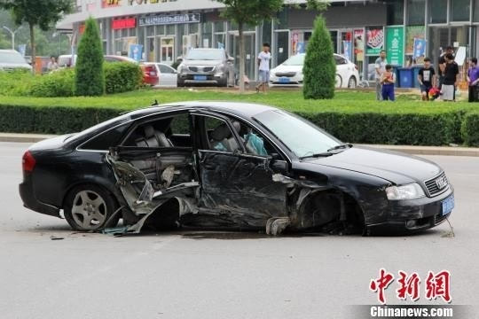 河北承德一高中生驾奥迪车出车祸 致2死4伤图