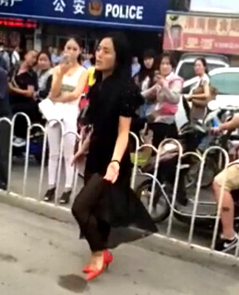 碰瓷女猛撞路虎车被人一句话激怒 网友：大热天的吃根冰棍回家吧