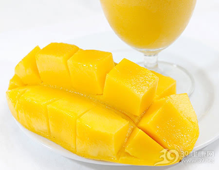 仅需要一杯新鲜芒果汁就可以满足我们日常的维生素c需求,而且热量只有