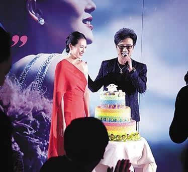 汪峰于章子怡今年二月的三十六岁生日派对上跪地求婚,由于章子怡八年