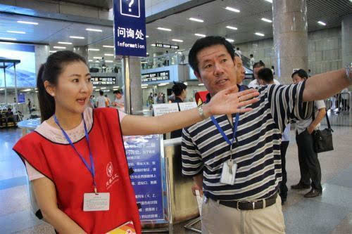 暑运大幕开启红马甲北京西站助旅客出行