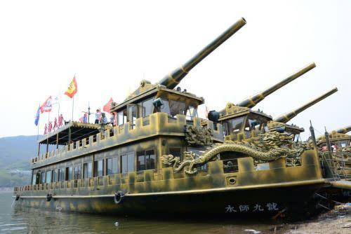 近日,15艘吉林水师系列大型仿古战船在松花湖面一字排开,依稀再现清朝