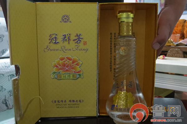 花冠冠群芳金冠绵柔产品的白酒内现絮状漂浮物