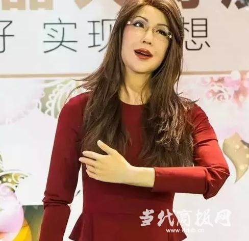 美女机器人阳扬亮相上海"熟女"造型引热议