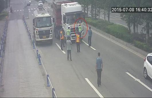 超载大货车强行冲卡顶辅警