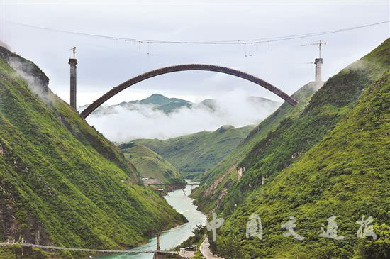 大桥位于六盘水市境内的深山峡谷处,跨越北盘江,是单线铁路钢管拱桥