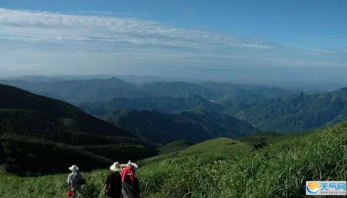 因为山形长得非常像一条巨龙,所以取名叫玉龙山,玉龙山在重庆的山