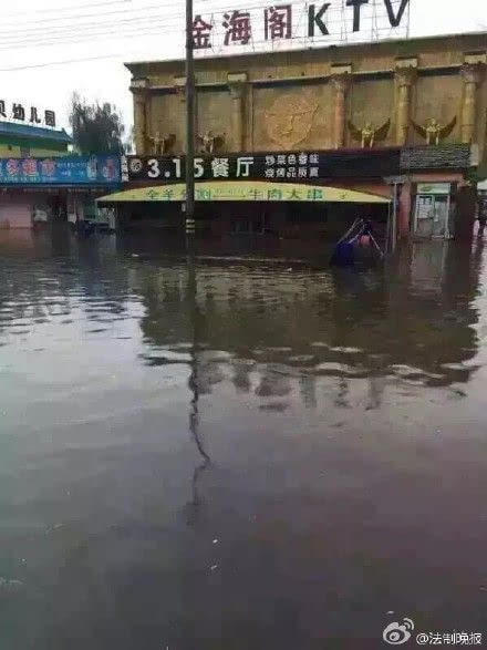 北京门头沟房山成暴雨重灾区 已有车被淹图