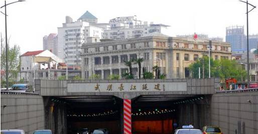 载客汽车全日禁止通行长江随道外,其它载客车辆通行长江二桥高清图片