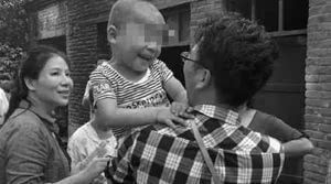 猪圈男孩处于半野兽状态 家族四代患精神病