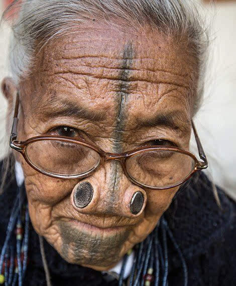印度部落妇女戴鼻栓防止被劫 最漂亮的戴大圆