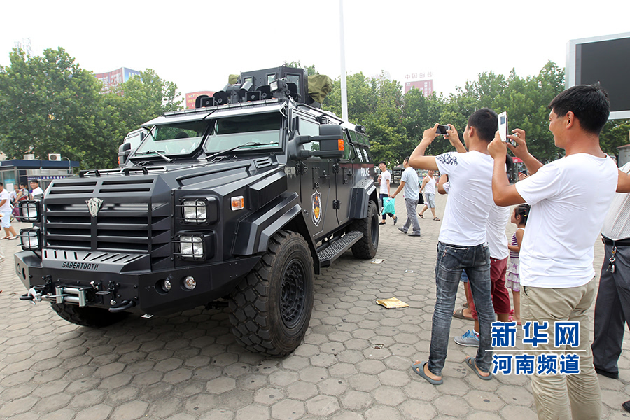 许昌警方引进180万元"剑齿虎"防暴装甲车
