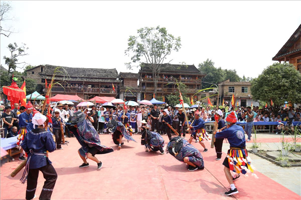 节日里群众跳起欢乐的水族芦笙斗角舞.