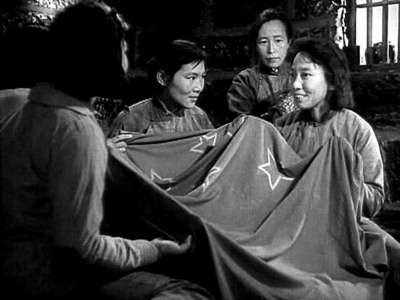 电影中的江姐带领狱友绣红旗,其实"绣"红旗的并非江姐,而是《红岩》