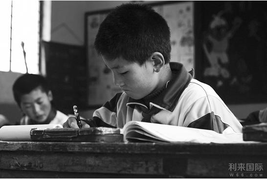 捐助贫困山区 利来国际积极参与扶贫公益