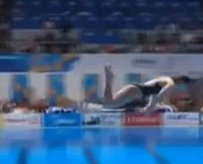 世锦赛跳水决赛惊现0分尴尬 澳美女选手飞进水池图