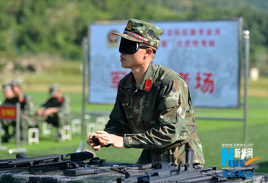 武警重庆总队官兵后勤比武迎"八一" 战士蒙眼组装枪支