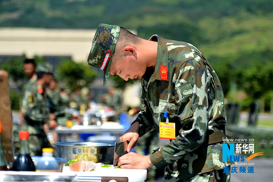 武警重庆总队官兵后勤比武迎"八一" 战士蒙眼组装枪支