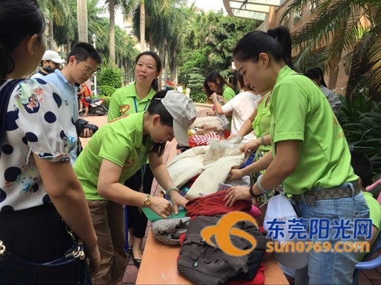 黄江:志愿者协会开展旧衣回收活动 市民大包小