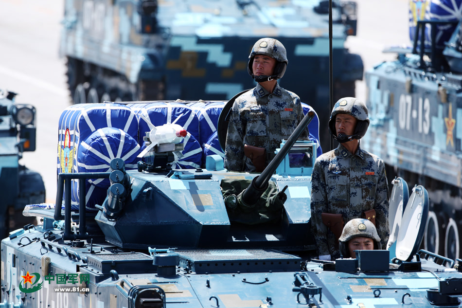 2009年国庆阅兵,空降兵战车方队装备着反坦克导弹.  乔天富摄