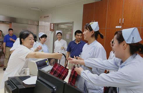 上海市第一人民医院领导班子慰问高温一线职工