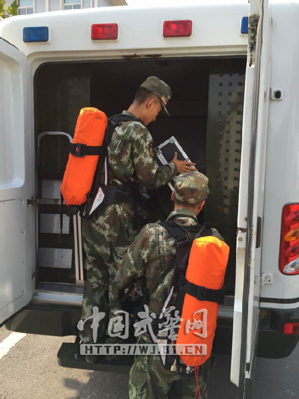 天津滨海新区爆炸事故 部队官兵紧急救援