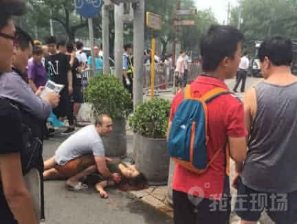 北京三里屯一男子持刀砍人被捕 致1死1伤图