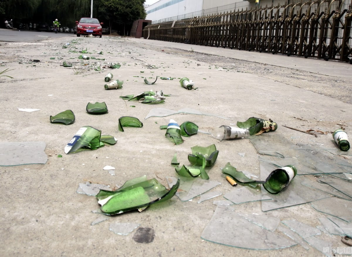 郑州街头现大量玻璃碴禁停出损招