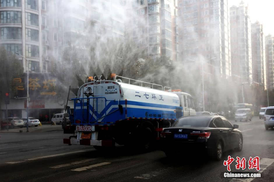 郑州航海路,一辆新型喷雾式洒水车对道路沿线进行洒水降尘.马义恒摄