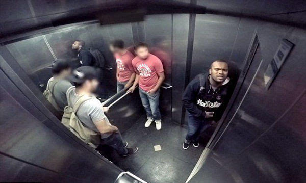 恶作剧!男子电梯用假屎喷射乘客 吓尿众人