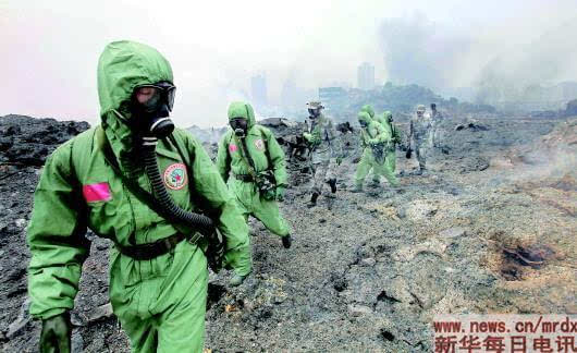 核生化应急救援队在爆炸核心区搜救