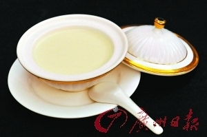 双皮奶排行_行走的“双皮奶”!顺德18头水牛暴走,司机高呼:惹不起!