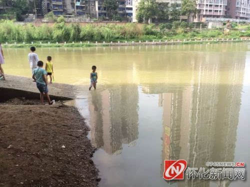 小孩溪边戏水好危险