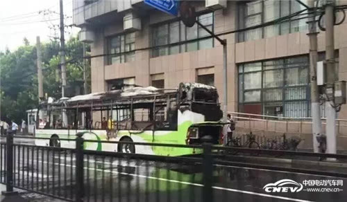 视频画面中,公交车前部,顶部火势凶猛.