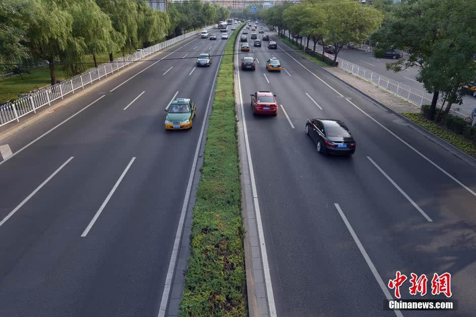 8月20日,早高峰时段主路车流量明显减少.中新网记者 金硕摄