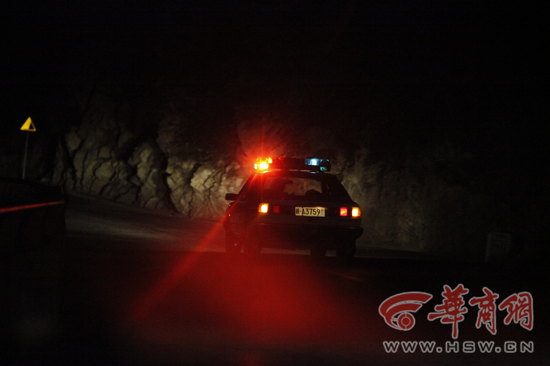 派出所的值班警车在事故多发的山区路段巡逻,闪烁的警灯给附近过往