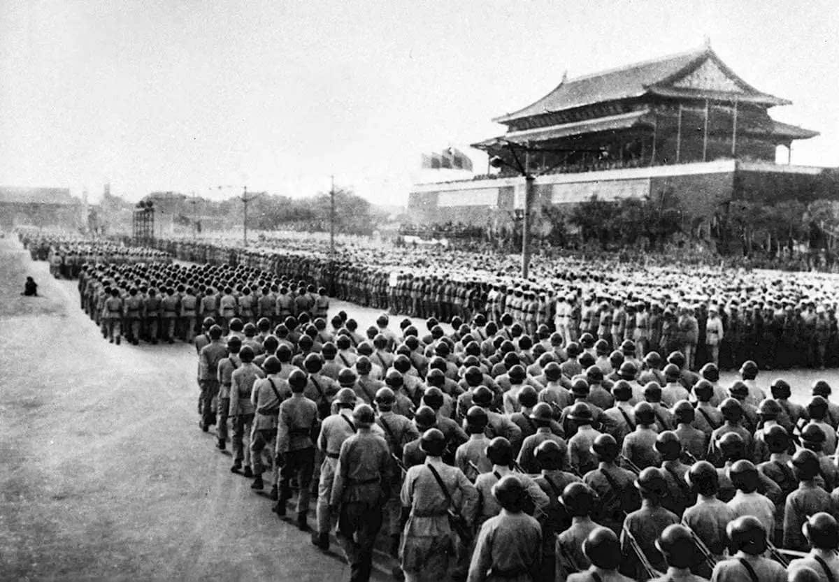 图为1949年10月1日,中国人民解放军陆军方阵通过天安门广场.