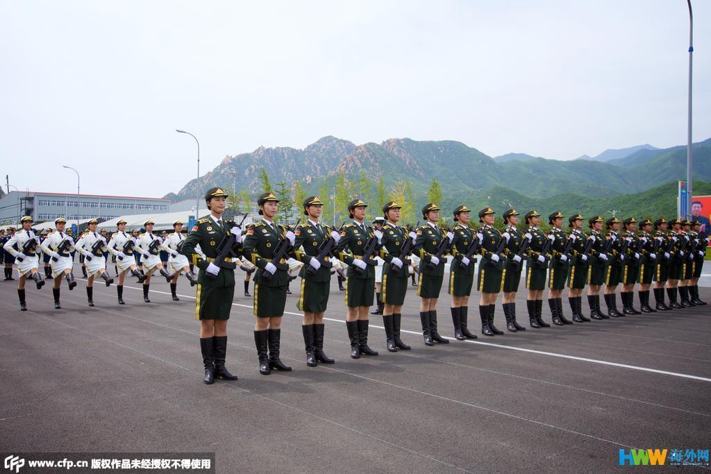 仪仗队女兵阅兵首秀 平均身高1.78米