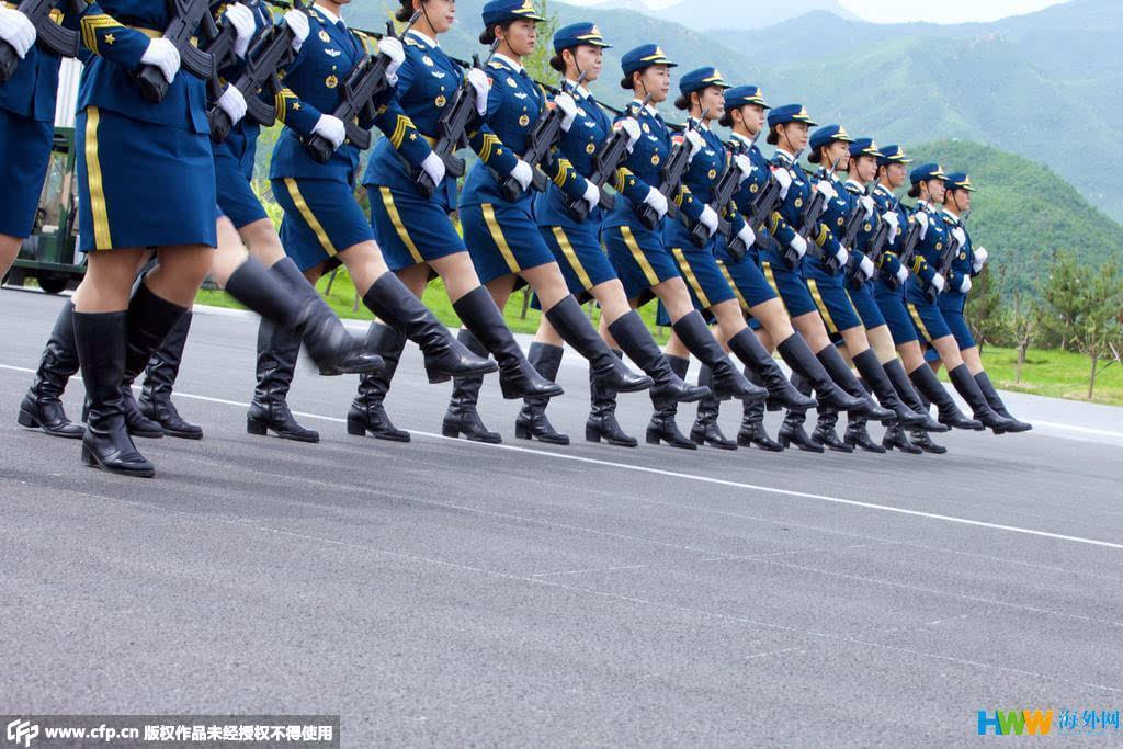 仪仗队女兵阅兵首秀 平均身高1.78米