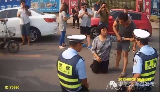 交警街头比武，司机疑惑考谁呢？